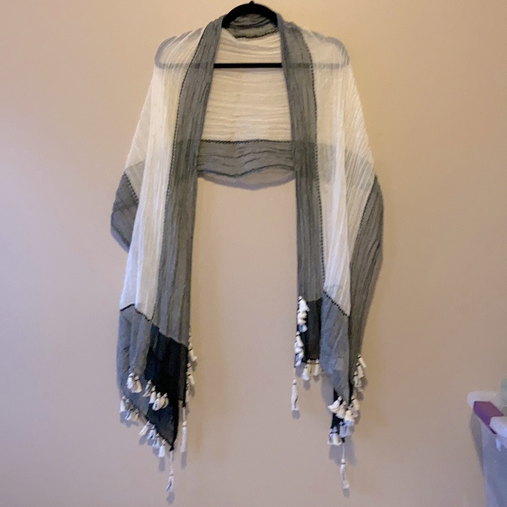 American Eagle, Black and White Scarf w/Tassels